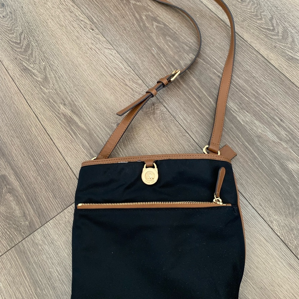 Michael Kors Vinyl Tan Messenger Crossbody Bag Purse W/Leather Adjustable Strap - Picture 4 of 11